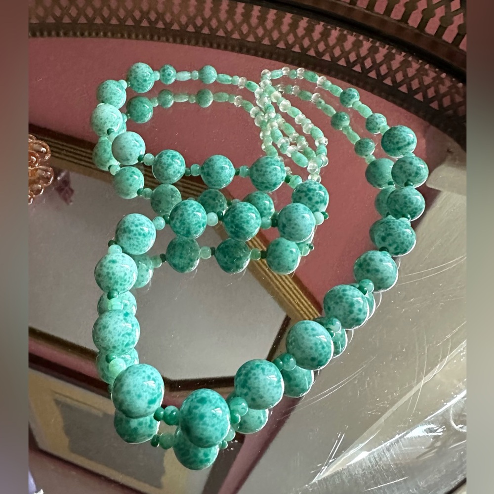 1930's Vivid Green Peking Glass Graduated Bead Necklace